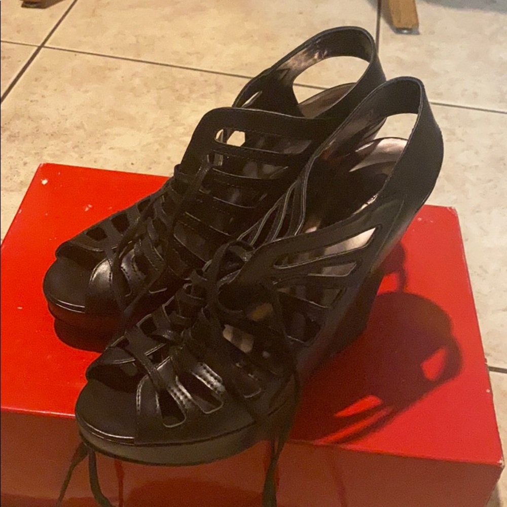 Guess wedges